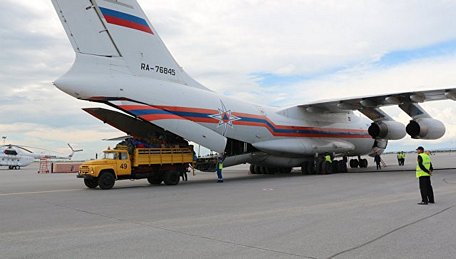 Một chiếc máy bay vận tải của Bộ Tình trạng khẩn cấp Nga đang bốc hàng hóa cứu trợ từ sân bay ở Nga - Ảnh: RIA