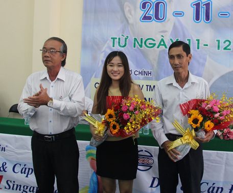 Phó Giám đốc Sở GD- ĐT Phạm Văn Hồng tặng hoa cho các nhà tài trợ.