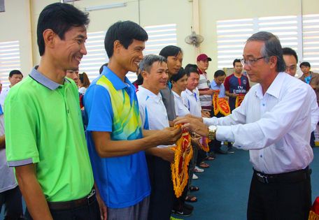 Phó Giám đốc Sở GD- ĐT Phạm Văn Hồng trao cờ lưu niệm cho các đơn vị tham gia.