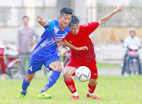  Pha tranh bóng trong trận Long Hồ (áo đỏ) hoà Vương Nam Hưng (TX Bình Minh) 2-2.