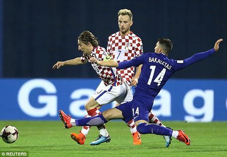 Croatia nhập cuộc đầy hứng khởi trước Hy Lạp trong trận lượt đi play-off World Cup 2018 (Ảnh: Reuters).
