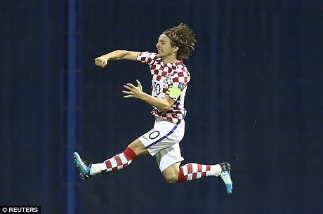 Luka Modric không bỏ lỡ cơ hội mở tỉ số cho Croatia (Ảnh: Reuters).