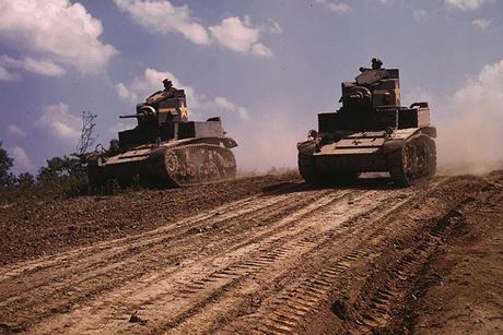 Hai chiếc xe tăng của quân đội Mỹ xuất hiện trên thao trường vào thời điểm Mỹ bước vào Thế chiến 2 được 6 tháng.