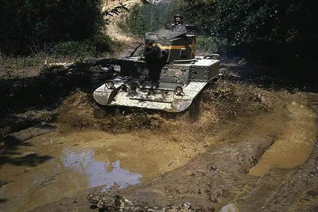 Xe tăng lục quân Mỹ lội bùn lầy.