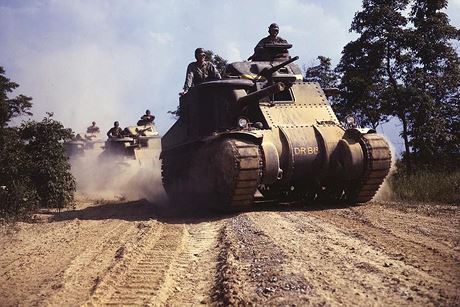 Trong loạt ảnh này có ít nhất 4 phiên bản của 2 loại xe tăng khác nhau.