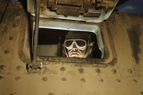 Lính lái xe tăng nhìn qua ô quan sát ở mặt trước xe.