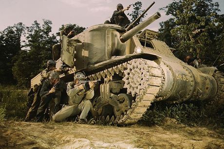 Kíp chiến đấu của xe tăng đang tập luyện tác chiến bằng súng bộ binh.