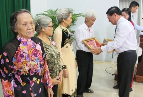 Uỷ viên Ban chấp hành Trung ương Đảng, Bí thư Tỉnh uỷ Trần Văn Rón trao biểu tượng tri ân cho các nhà giáo đã có nhiều cống hiến cho ngành giáo dục.