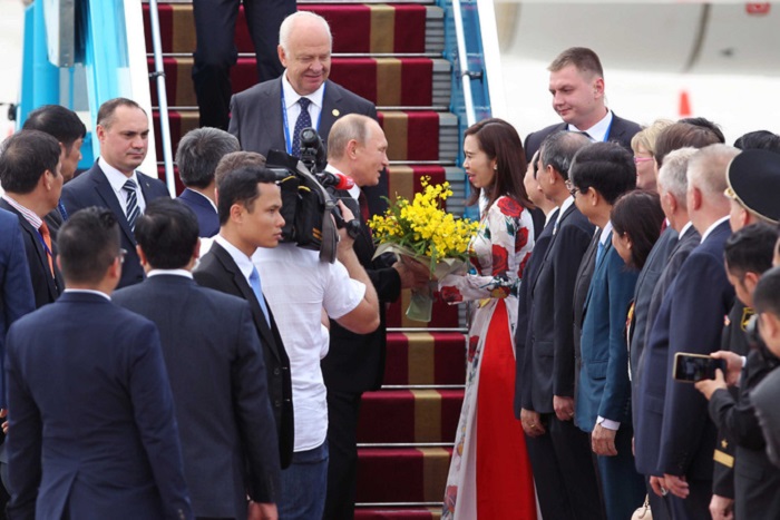Tổng thống Nga Putin cũng đã đến Đà Nẵng và nhận bó hoa vàng tươi thắm từ một cô gái Việt Nam trong sáng ngày 10/11.