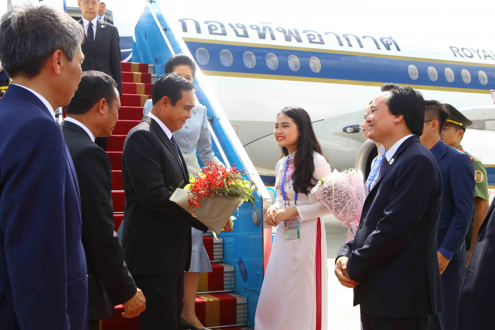 Thủ tướng Prayut Chan-ocha dẫn đầu đoàn tại biểu Thái Lan tới dự APEC 2017 nhận bó hoa từ nữ sinh Việt Nam.