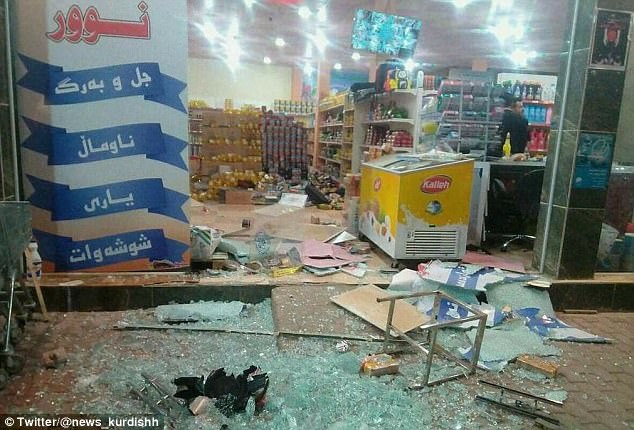 Cửa kính trong các siêu thị chịu sự rung lắc từ trận động đất vỡ tan.