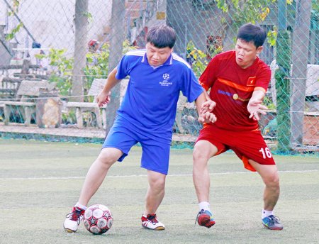 Pha đi bóng ghi bàn của Đăng Khoa (Trường THPT chuyên Nguyễn Bỉnh Khiêm, áo xanh) trận chung kết thắng Công ty Bảo Việt 2-0.