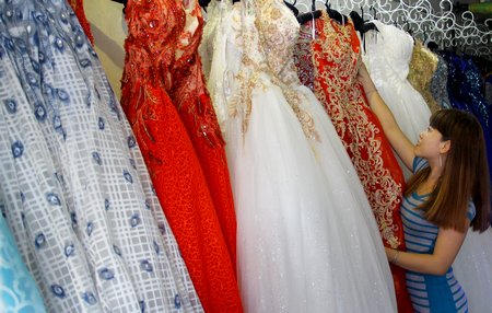 Trang phục cưới cũng được các studio nhập hàng liên tục để phục vụ khách.
