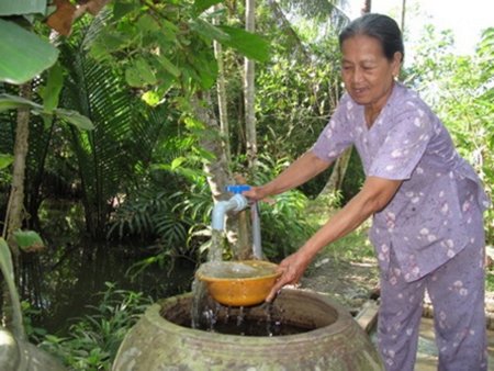 Người dân nông thôn sử dụng nước máy tập trung.