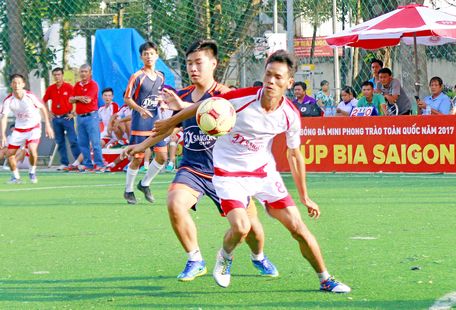 Pha tranh bóng trong trận bán kết 1, Bia Sài Gòn sông Tiền (áo trắng) thắng Thanh Hải FC (Long Hồ) 6-0.