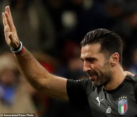 Buffon giã từ đội tuyển quốc gia Italy.