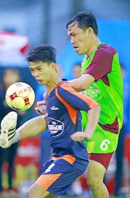 Pha tranh bóng trong trận hạng ba, Sacombank Vĩnh Long (áo xanh) thắng Thanh Hải FC (Long Hồ) 3-1.