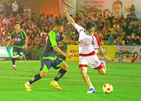 Pha tranh bóng trong trận chung kết, Bia Sài Gòn sông Tiền (áo trắng) thắng Mỹ Hạnh Imexco 4-2.