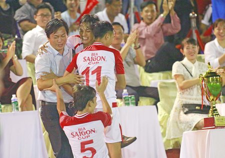 Niềm vui chiến thắng của đội Bia Sài Gòn sông Tiền trong trận chung kết trước Mỹ Hạnh Imexco.