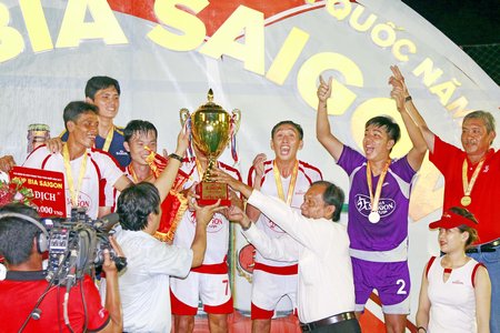  BTC giải trao chiếc cúp vô địch cho đội Bia Sài Gòn sông Tiền.