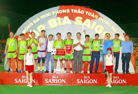  Đội Sacombank Vĩnh Long giải ba với phần thưởng 10 triệu đồng.