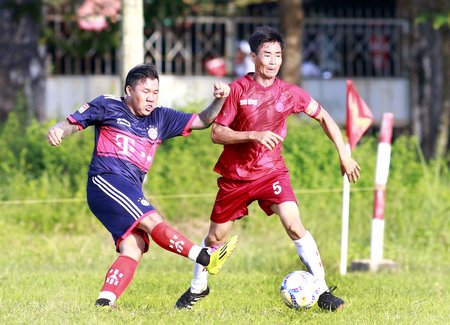 Pha tranh bóng trong trận bán kết 2, giữa Mang Thít (ao xanh) gặp Tam Bình.