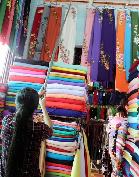 Thị trường vải áo dài năm nay đa dạng, màu sắc bắt mắt.