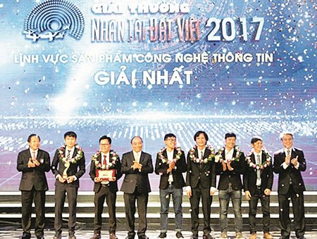 Thủ tướng Nguyễn Xuân Phúc trao giải nhất giải thưởng Nhân tài Đất Việt 2017