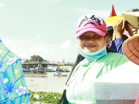Nụ cười ngày hội của em gái huyện Phước Long, Bạc Liêu.