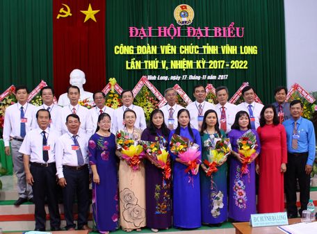  Đại diện lãnh đạo Công đoàn Viên chức Việt Nam, LĐLĐ tỉnh và Đảng ủy khối Các cơ quan tỉnh tặng hoa chúc mừng BCH Công đoàn Viên chức tỉnh nhiệm kỳ mới