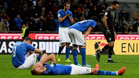  Các cầu thủ Italia gục ngã trên sân nhà khi để Thụy Điển đoạt chiếc vé dự World Cup 2018 tại Nga.