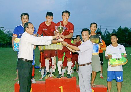 Ông Nguyễn Thanh An- Phó Giám đốc Sở VH, TT- DL tỉnh (trái) cùng ông Phạm Minh Hoàng- Phó Chủ tịch UBND huyện Vũng Liêm trao cúp vô địch cho đội Tam Bình.