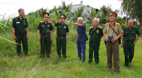 Đại tá Võ Chí Huyện (thứ 2 từ phải sang)- nguyên chỉ huy trưởng Bộ Chỉ huy Tiền phương Cửu Long- cùng đồng đội thăm lại chiến trường xưa ở xã Thường Phước (huyện Hồng Ngự- Đồng Tháp).