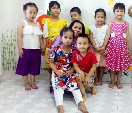 Cô Lương Phượng Khánh bên những “đứa con” thân yêu của mình.