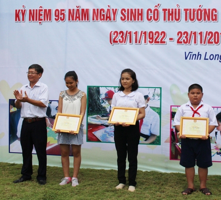  Ông Nguyễn Xuân Hoanh, Phó Giám đốc Sở Văn hóa, Thể thao và Du lịch trao giải nhất cho các em thiếu nhi.