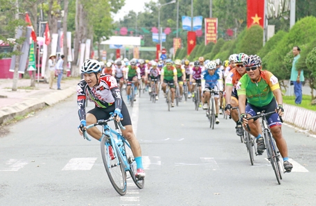 Các tay đua tranh tài đoạn vòng quanh TT Vũng Liêm.