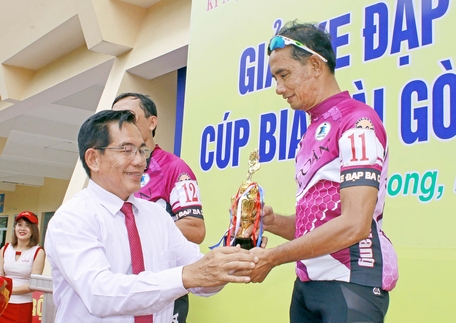 Ông Nguyễn Văn Thanh- Chủ tịch LĐ Xe đạp mô tô thể thao tỉnh, trao cúp vô địch cho đội Thọ Cyling Châu Phú- An Giang.
