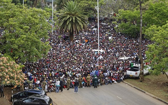 Biểu tình ở thủ đô Harare của Zimbabwe ngày 18/11/2017 đòi Tổng thống Robert Mugabe từ chức. Ảnh: AP
