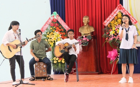 Tiết mục của các em học sinh trong Câu lạc bộ Ghita nhà trường biểu diễn kính tặng thầy cô nhân ngày 20/11.