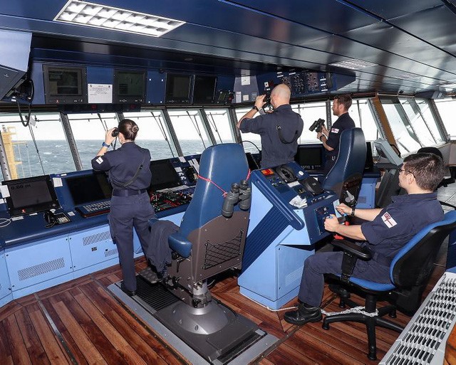 Các sĩ quan Hải quân Hoàng gia Anh trên tàu tuần tra HMS Protector đang hỗ trợ Argentina tìm kiếm tàu San Juan mất tích. (Ảnh: News.com.au)