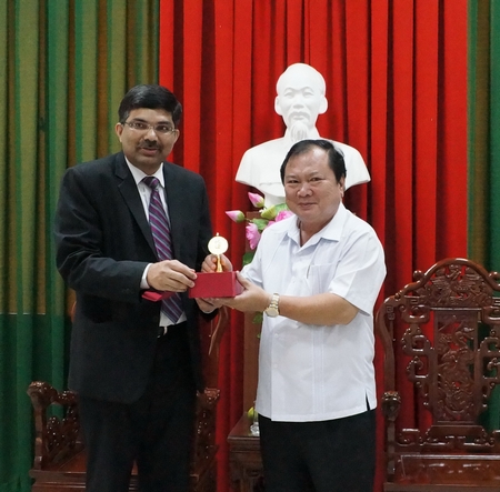 Chủ tịch UBND tỉnh Nguyễn Văn Quang và ngài K. Srikar Reddy trao tặng quà lưu niệm, thể hiện tình đoàn đoàn kết – hữu nghị giữa 2 nước Việt Nam – Ấn Độ.