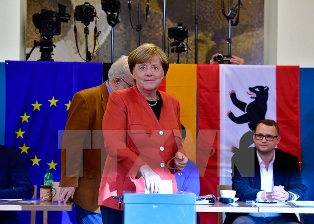 Thủ tướng Angela Merkel bỏ phiếu tại một địa điểm bầu cử ở Berlin ngày 24/9. (Nguồn: AFP/TTXVN)