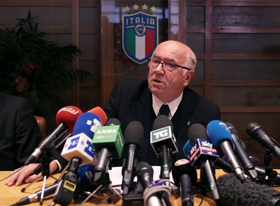 Carlo Tavecchio trả lời báo chí trước khi quyết định từ chức. Ảnh: Getty Images.