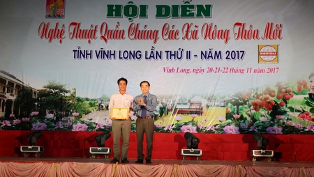Ông Lê Thanh Hiền- Phó Giám đốc Sở Văn hóa, Thể thao và Du lịch trao giải nhất cho đơn vị xã Tân An Luông.