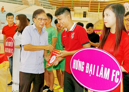 Ông Ngô Bé- Chủ tịch LĐBĐ tỉnh Đồng Tháp trao cờ lưu niệm cho các đội bóng tham dự giải tại lễ khai mạc.