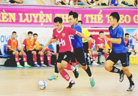 Pha tranh bóng Mỹ Hạnh Imexco (áo đỏ) trong trận đấu mở đầu thắng Tương Lai CFC (Đồng Tháp) với tỷ số 8-2.