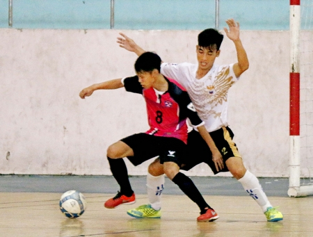 Pha tranh bóng Hưng Đại Lâm FC (áo đỏ) thắng Trường Đại Học Đồng Tháp 5-4.