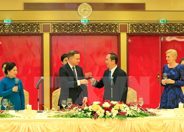 Chủ tịch nước Trần Đại Quang và Phu nhân cùng Tổng thống Cộng hòa Ba Lan Andrzej Duda và Phu nhân nâng cốc. (Ảnh: Nhan Sáng/TTXVN)