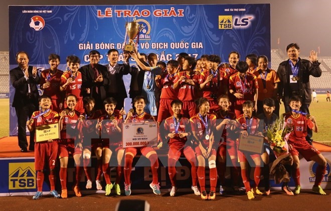 Trao Cúp vô địch cho đội Thành phố Hồ Chí Minh 1. (Ảnh: Nguyễn Thị Chinh/TTXVN)