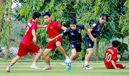 Pha tranh bóng trong trận tranh hạng ba, Đội Hoàng Mỹ FC (áo đen) thắng Cafe Đồng Dao 6-3.